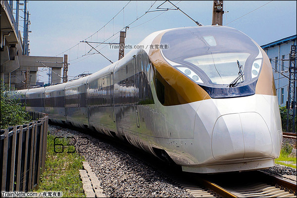 2015年7月。北京环形铁道。长客厂生产的中国标准动车组，编号CRH-0503。（图/夜莺夜影）