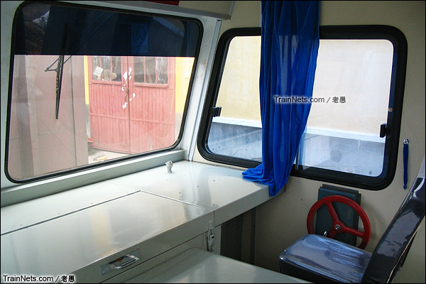 2005年。配属广东三茂铁路来的GCS220型轨道车。副司机位。（图/老愚）