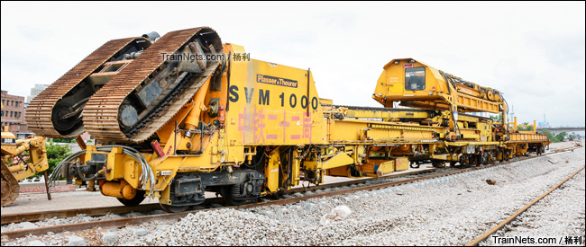 2013年。广东茂名。茂湛铁路铺轨现场,配属中铁二十二局的SVM1000型铺轨机。(图/杨利)