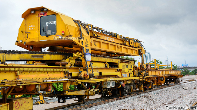 2013年。广东茂名。茂湛铁路铺轨现场,配属中铁二十二局的SVM1000型铺轨机。(图/杨利)