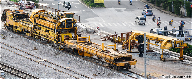 2013年。广东茂名。茂湛铁路铺轨现场,配属中铁二十二局的SVM1000型铺轨机。(图/杨利)