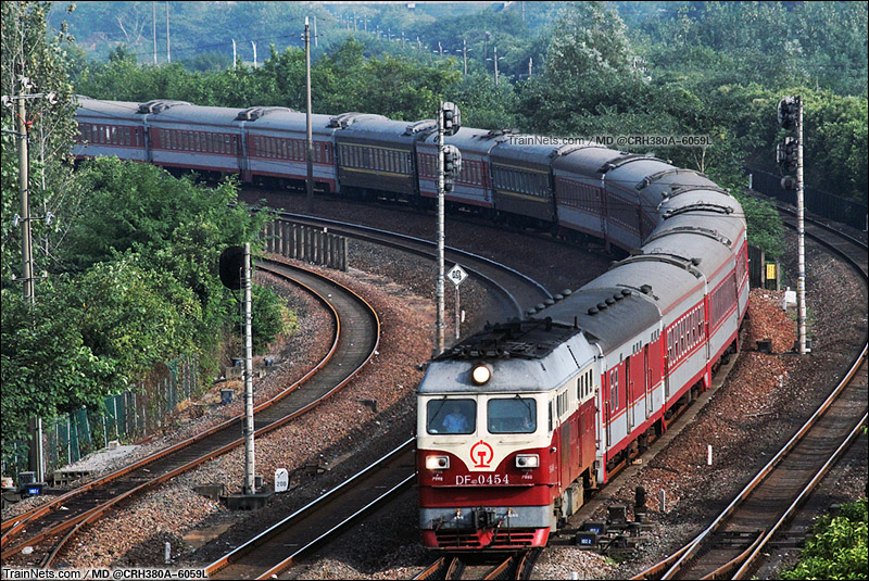 2015年9月23日。安徽宣城。鳌峰东路跨线桥。杭州开往西安的1154次列车接近宣城站。（图/MD @CRH380A-6059L）