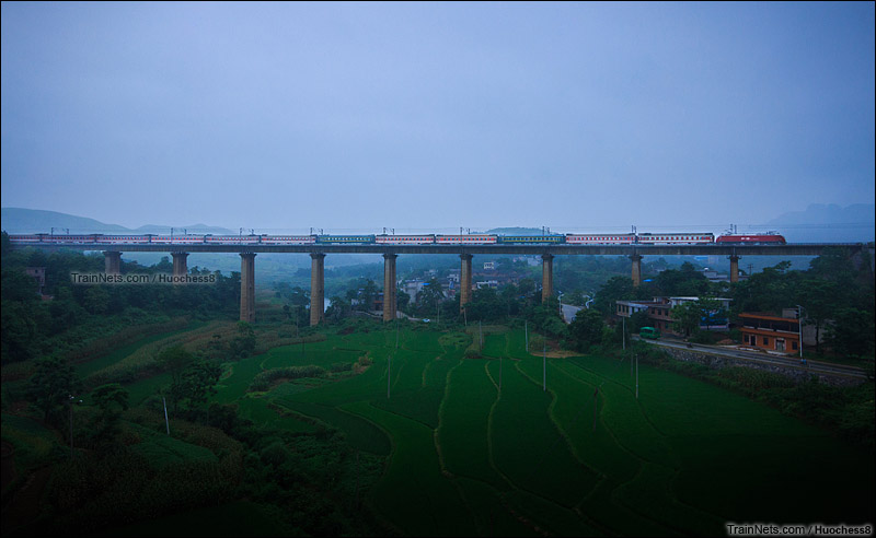 2015年7月18日。湖南省郴州市，白石渡站。阴雨中，HXD1D牵引郴州-肇庆车通过白石渡大桥。（图/Huochess8）
