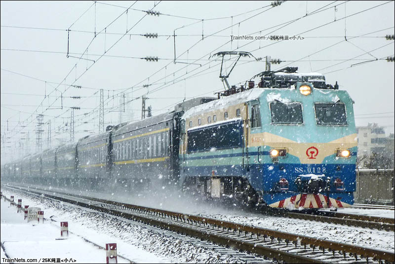 2015年11月24日，SS8-0128牵引K268次，怀化-北京驶出邢台站，雪中飞驰，往北京方向。