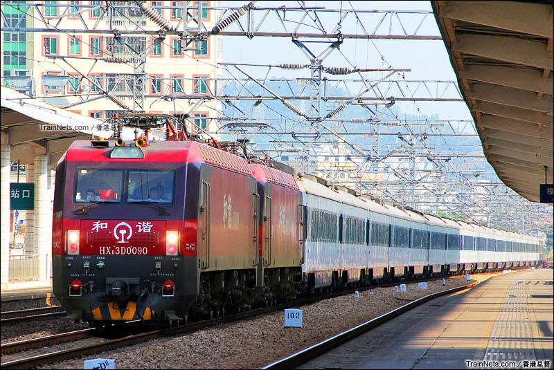 2015年11月24日。广东东莞。广深线。双机HXD3D牵引Z108次，深圳-北京西通过樟木头站。（图/连骏@香港总督）