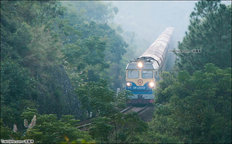 2015年11月19日。广东。三茂铁路。DF4C牵引货车通过三甲～谭水区间。（图/范国平） 