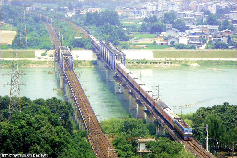 2015年7月31日。宝成铁路绵阳段。SS7D牵引客车通过涪江大桥。（图/成局成段-成昆线）