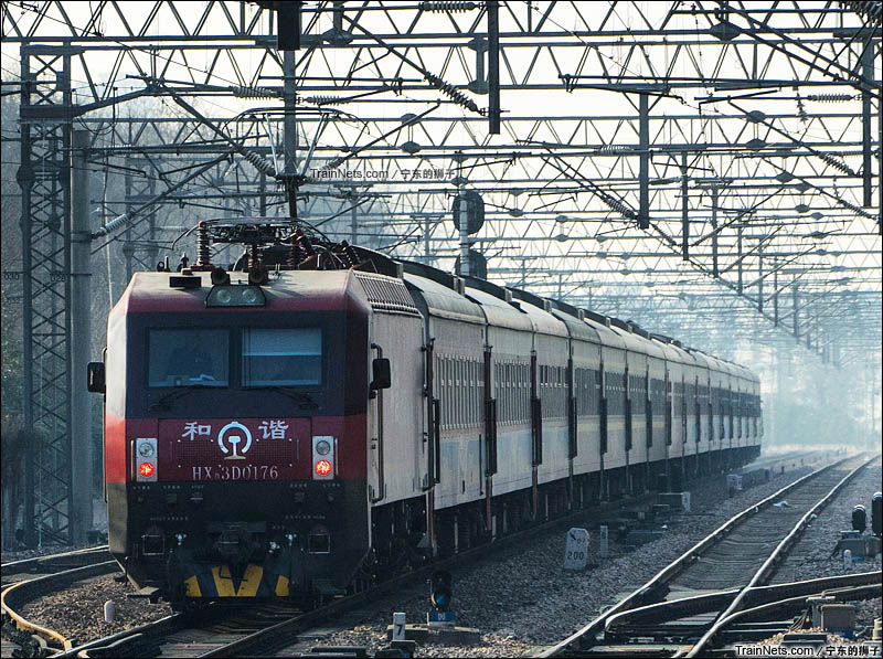 2015年12月12日。江苏南京。电客车K2185次，西宁-上海兴卫村站3道通过。（图/宁东的狮子）