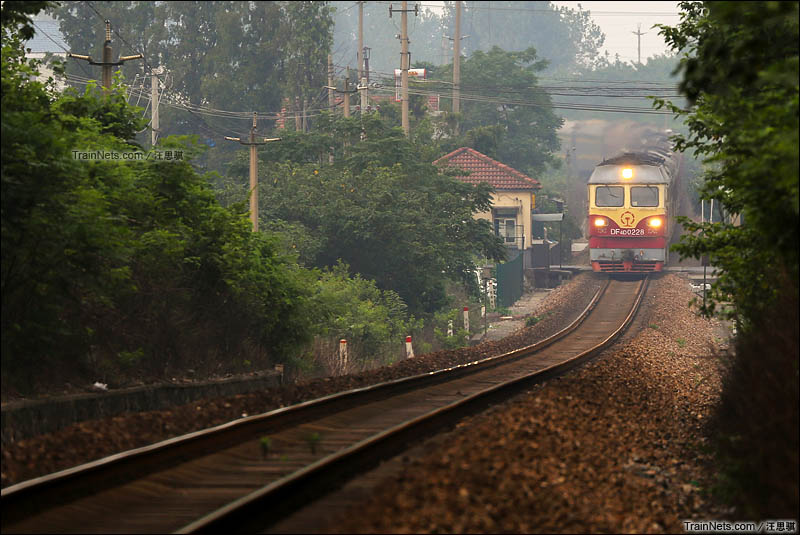 2015年8月。宁芜线K47+259。DF4D牵引K25次通过陆郎道口，准备爬上小山岗。（图/汪思骐）