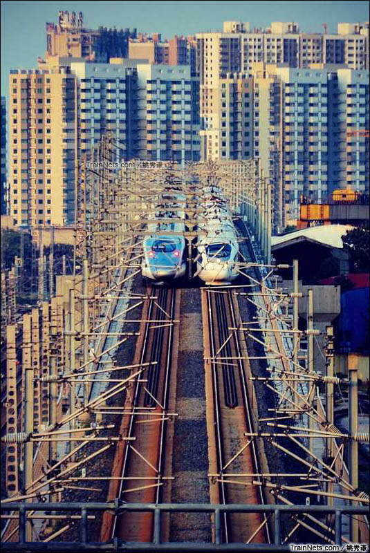 2015年10月。CRH380A与CRH380B在京沪高铁济南站联络线上会车。（图/姚秀谦） 