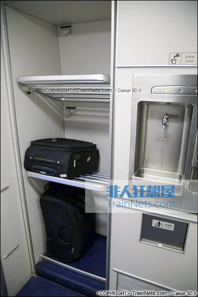2015年11月28日。CRH5A型动车组。一等座。大件行李架与饮水机。(图/火车仔/IMG-3183-151128)