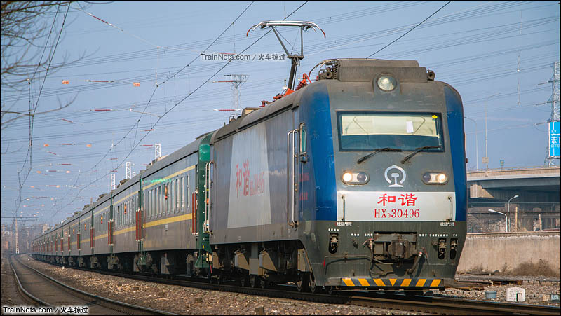 2016年1月1日。北京。丰沙线养三站。猴年首拍，更换车体的国际列车快24次，即将到达北京站。（图/火车掠过）