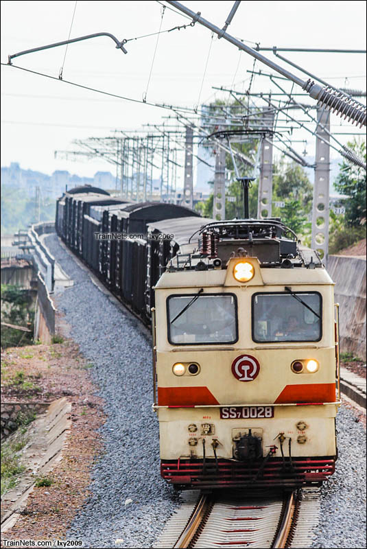 2015年11月21日。南宁南环线，投入湘桂线柳南段货车牵引任务的SS7型电力机车。（图/lxy2009）