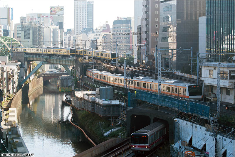 2015年11月6日。日本东京。中央线、总武线、地铁丸之内线列车在御茶之水站会车。（图/奶茶仔）