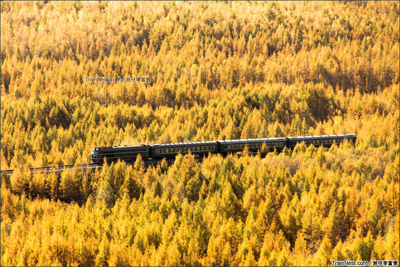 2015年9月。大兴安岭地区呼玛县。DF4牵引6957次，加格达奇-碧水，太阳沟站出站。（图/李运然 @然仔李富贵）