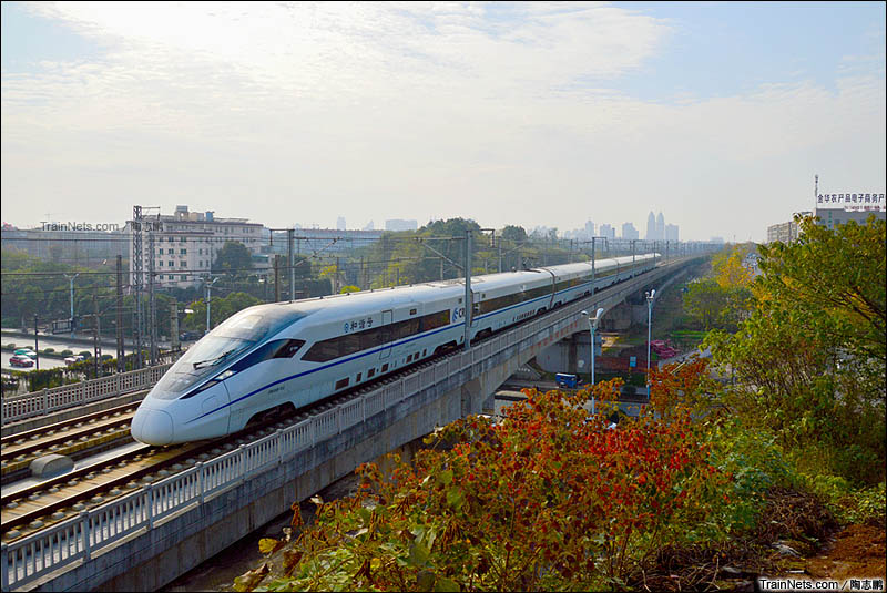 2015年12月4日。CRH380D执行G7692次，江山-合肥南通过沪昆高铁上行金华东孝线路所附近。（图/陶志鹏）