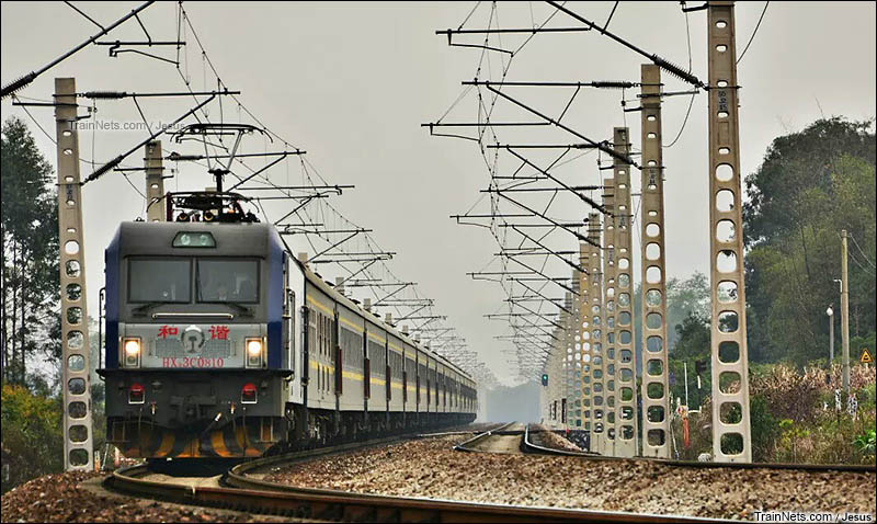 2016年1月1日。广西南宁黎塘镇。湘桂线。电力客车K2385次，长春-南宁。（图/@Jesus）