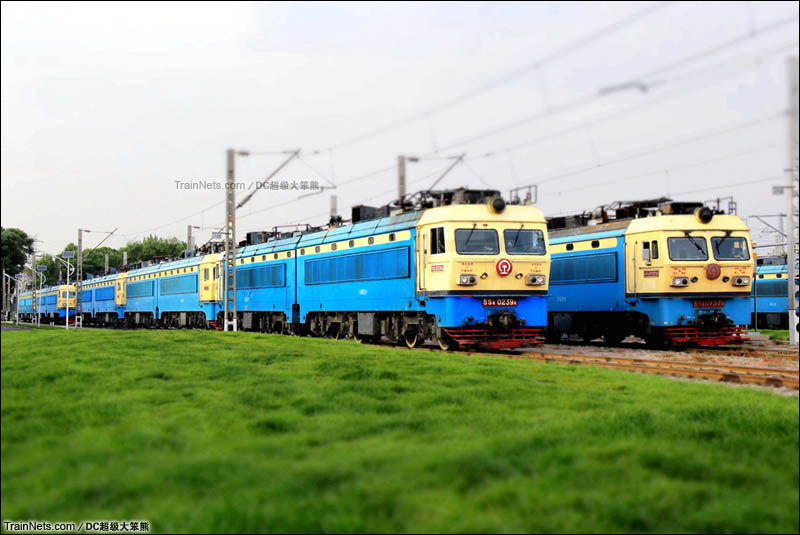 2015年8月。太原北机务段，成群的SS4G型电力机车。（图/DC超级大笨熊）