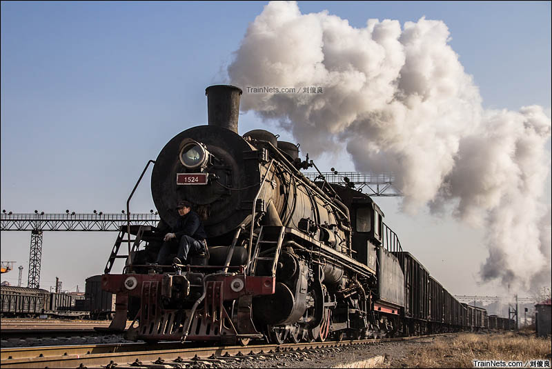 2014年11月30日。天津南仓站。上游1524蒸汽机车牵引货列。（图/刘俊良）