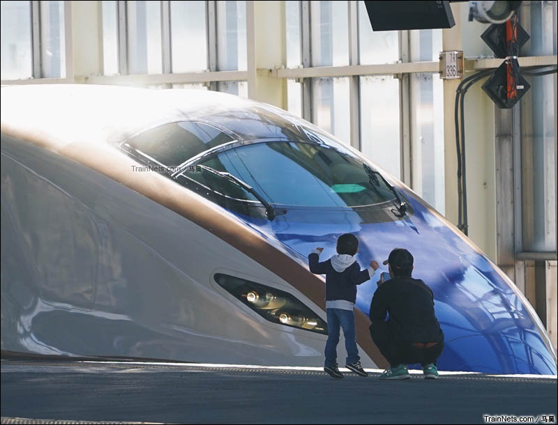 2015年12月。日本。带着孩子看火车的父亲。（图/马昊）