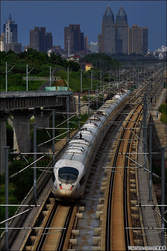 2015年8月。沪昆高铁金华段。新金温联络线，高铁与金华世贸双塔合影。（图/上铁金段）