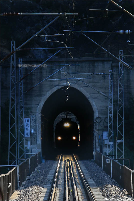 2015年9月26日。在200mm镜头裁剪的画幅中，Y505次列车冲进丰沙下行18号隧道，在山间盘旋着驶向珠窝东站。（图/文一涵）