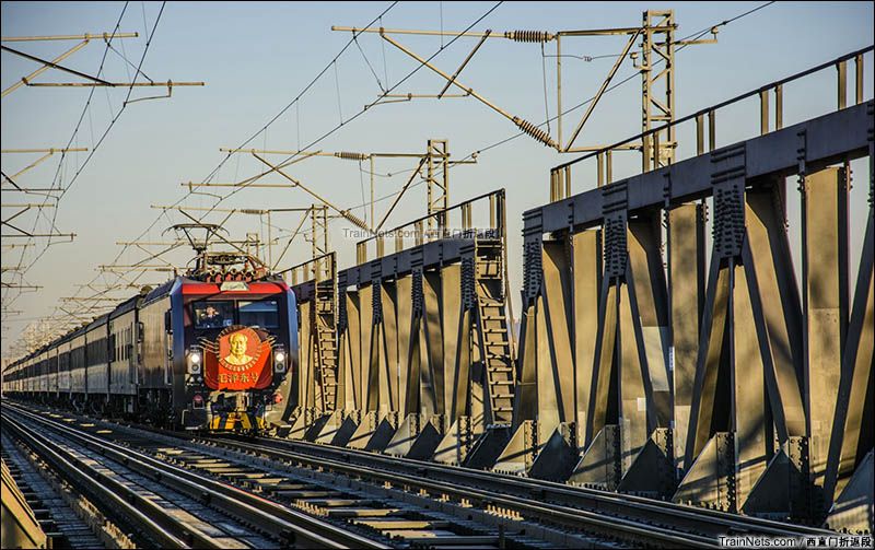 2016年1月。毛泽东号牵引客车通过京广线北京段铁桥。（图/刘嘉烨 @西直门折返段）