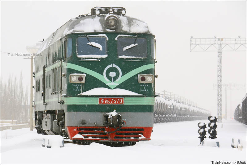 2016年2月12日。南疆线。大雪覆盖着作为轮台站调机的DF4B机车。（图/姚旭东）