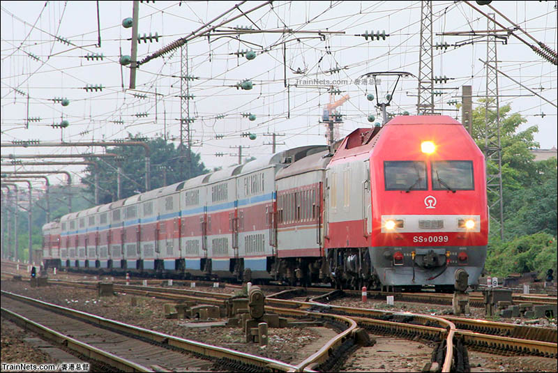 2015年10月。广州。SS9G牵引双层临客K6517次通过大朗站。（图/CRH380A-6062L）