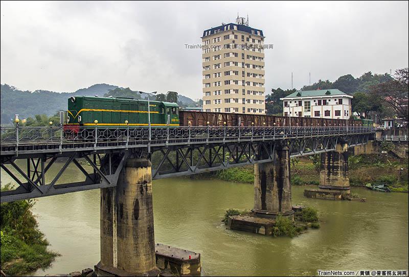 2016年1月26日。云南红河州河口县，米轨列车跨越南溪河由越南驶入我国。（图/黄镇@普客拐幺洞两）