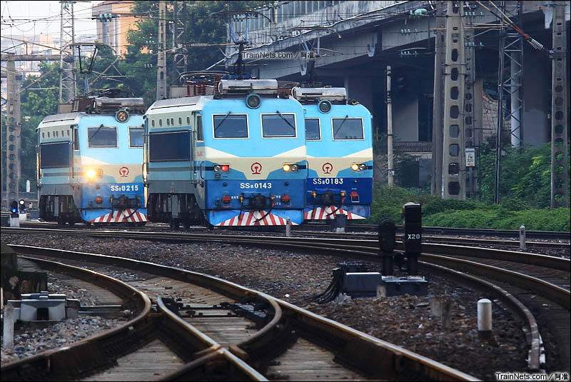 2015年8月13日。广州站。三台到达的客机到广州站南头等待换向入库。（图/阿准）