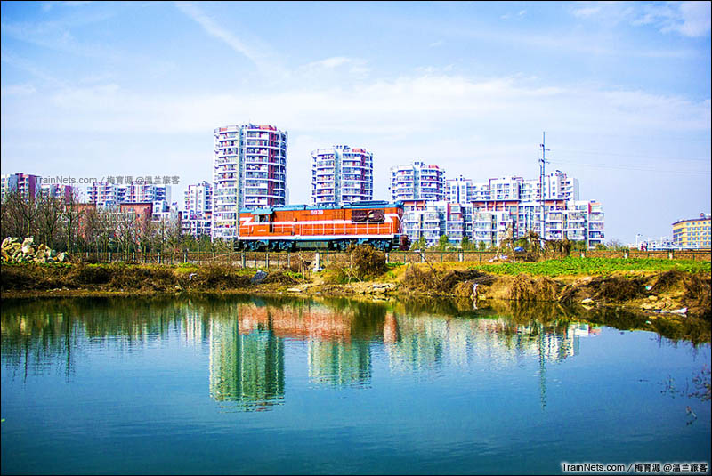 2016年1月2日。宁芜线。行过芜湖长江大桥枢纽的DF7C小调机。（图/梅育源 @温兰旅客）
