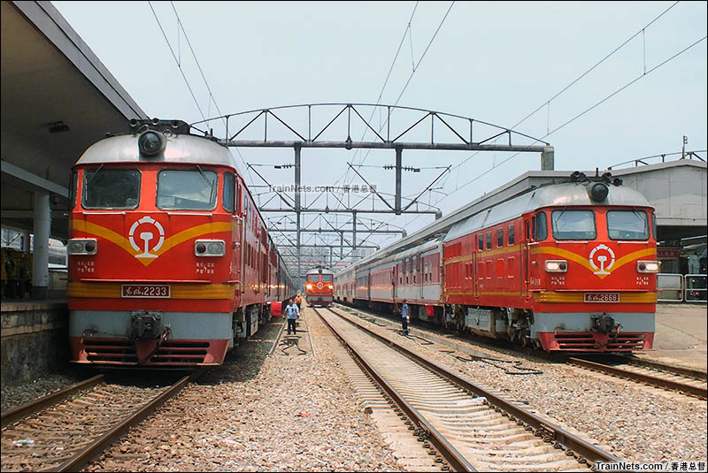 2015年8月9日。广州火车站西头。三台DF4BK机车相聚一堂。（图/香港总督）