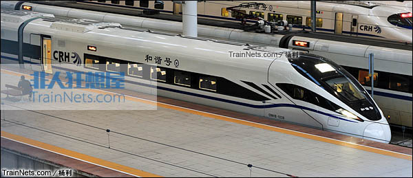 2016年1月。深圳北站。开始载客运行的新一代CRH1E ZEFIRO型卧铺动车组。（图/杨利）