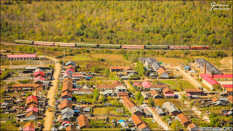 2015年。百年滨绥的秋天。列车像往常一样用风笛唤醒了山中的村庄。（图/仲广智）