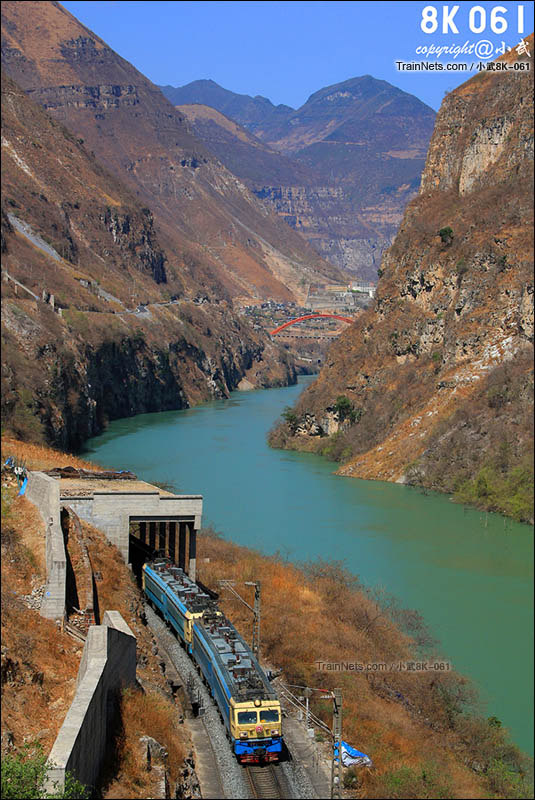2016年3月30日。沿大渡河峡谷而下的列车穿行于山水之间。（图/小武-8K061）