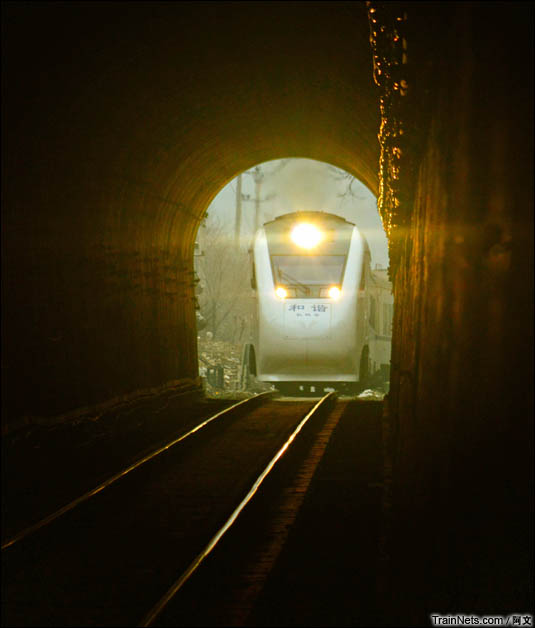 2016年2月12日。北京，京张铁路八达岭隧道。大白猪NDJ3进入隧道。（图/阿文）