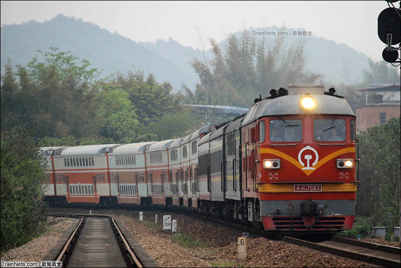 2016年4月2日。漳龙线，梅州火车站。清明节临客K6542次（梅州-广州东）。（图/后知后觉）