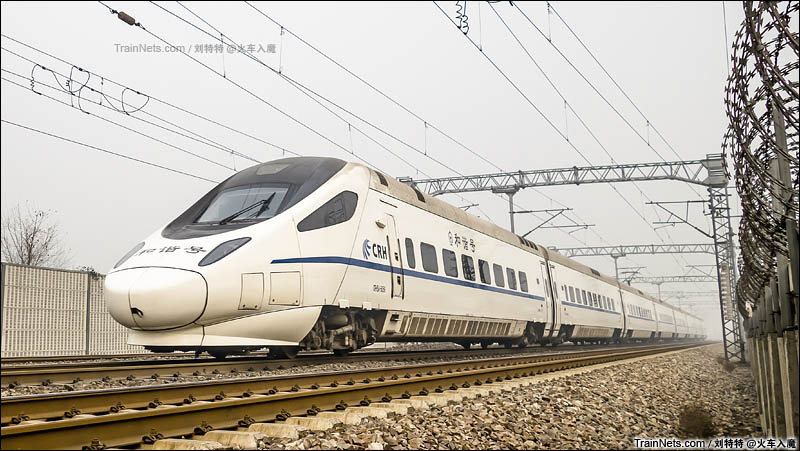 2015年12月13日。京广线。石秦动驴D6602次的背影。（图/刘特特）