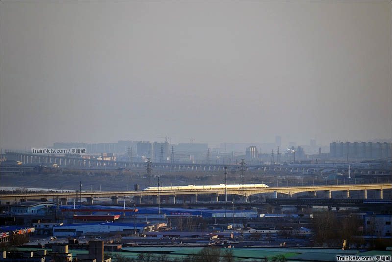 2016年2月7日。北京。京广高铁及西长联络线，太阳映射下的CRH380A。（图/罗靖峰）
