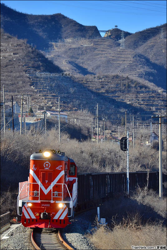 2016年1月31日。北京。京门线。DF7B牵引京门货车去野溪站方向。（图/罗靖峰）