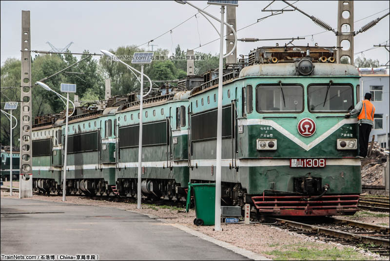 2015年5月10日。太原北机务段。太原南机务段回送最后四台SS1机车到北机务段，准备推进封存线进行封存。（图/石浩博）