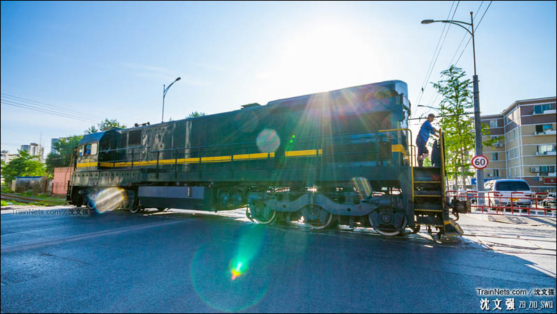 2014年7月7日。大连凌水线支线的黄河路道口。ND5完成专用线任务去往沙河口站方向。（图/沈文强）