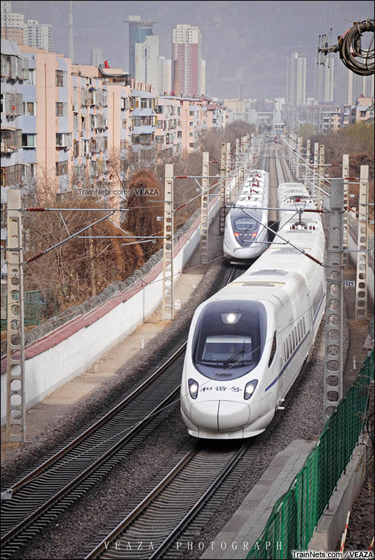 2016年3月15日。兰州五泉山，驶出兰州车站的CRH5G与驶入兰州站的CRH2G。（图/Veaza）