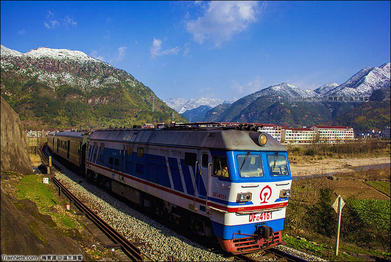 2016年1月24日。金温铁路。迎着寒潮奔驰于雪山脚下的金温虎。（图/梅育源 @温兰旅客）