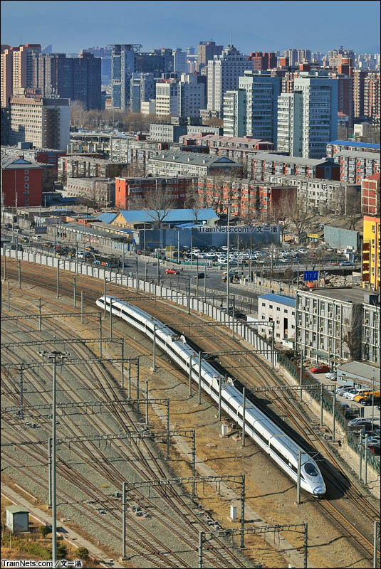 2016年1月26日。登上西革新里天台，意外看到2015年新造的CRH380A 通过北京南站。不料几天后，西革新里的天台就被封死了。（图/文一涵）