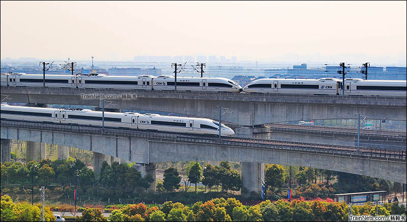 2016年3月26日。杭州丁桥。通过笕桥联络线的沪宁杭G7392次与沪昆高铁下行通过的CRH380B重联相遇。（图/杨翰书）