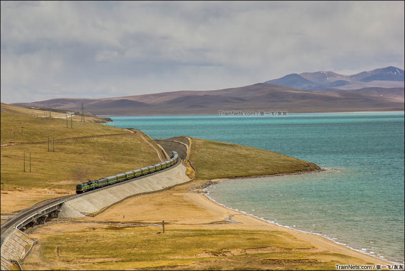 2015年5月。青藏铁路客车行驶在西藏那曲安多措那湖湖畔。（图/张一飞）