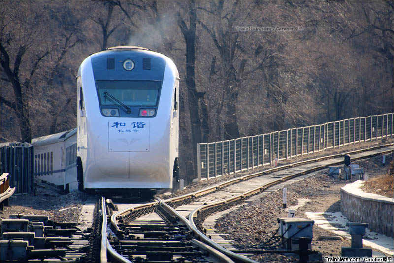 2016年3月26日。京包线，S2线列车从青龙桥站开出，驶离人字形铁路。（图/Catcher原平）