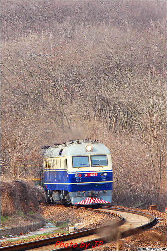 2016年。南京。DF11牵引客车冲出枯树丛。（图/JP）